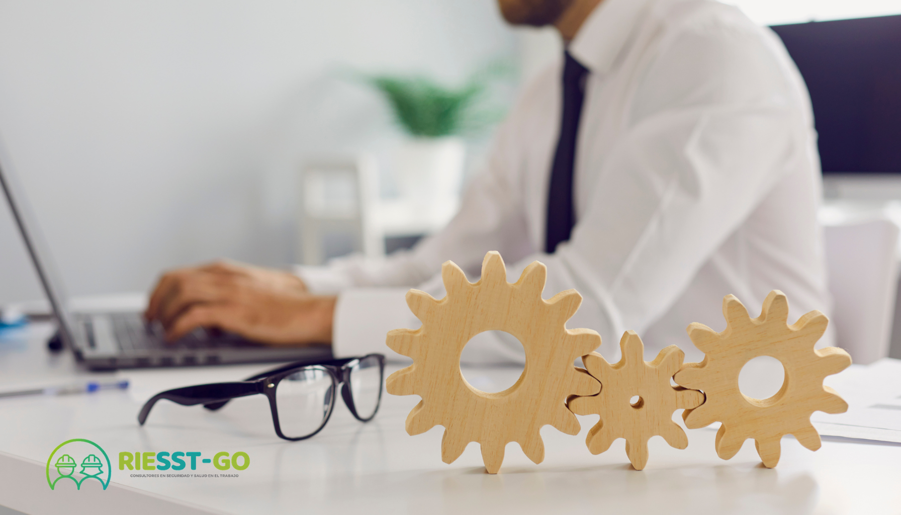 Definimos controles y procedimientos seguros.