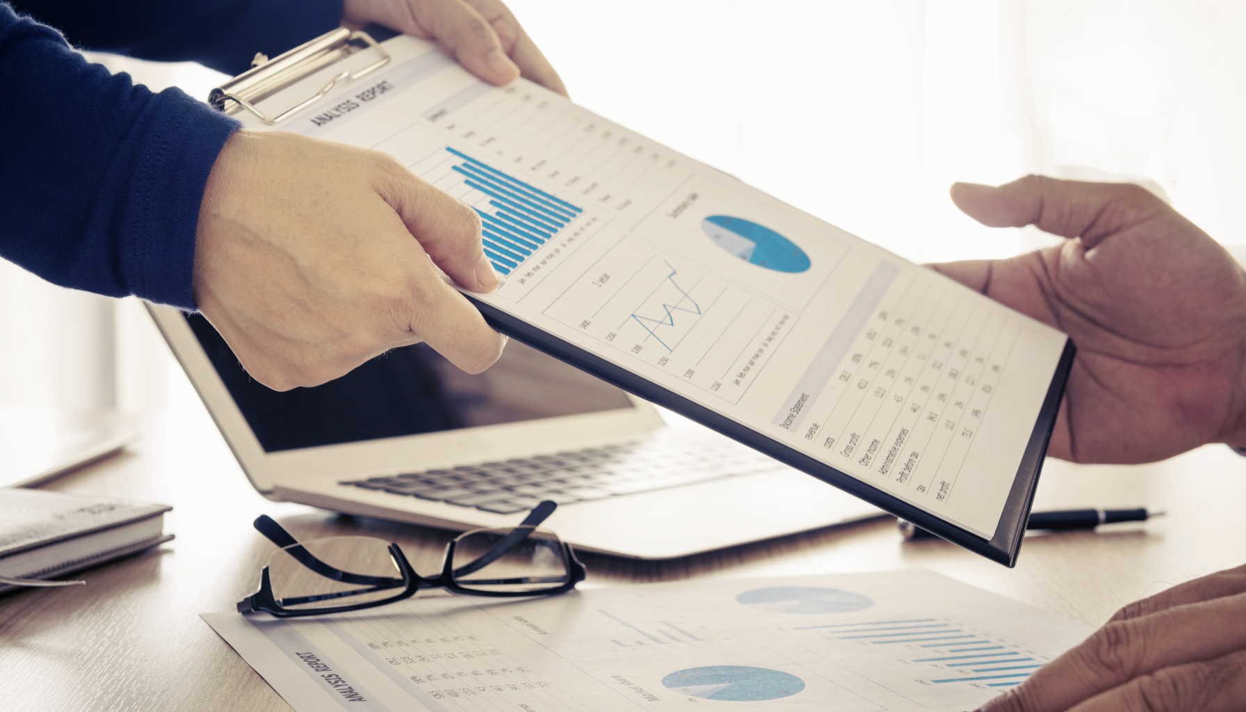 Definimos controles y procedimientos seguros.