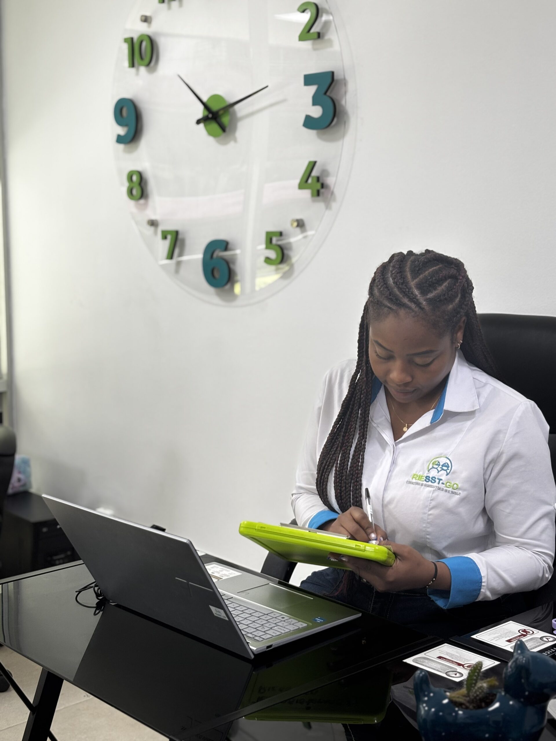 Beneficios de implementar el PESV con Riesst-Go